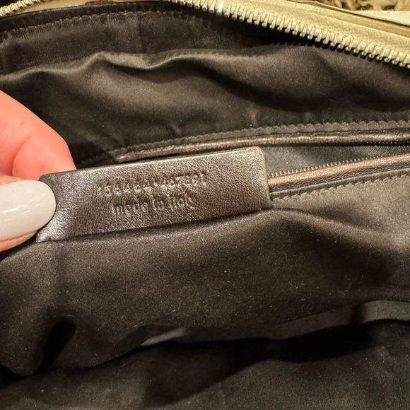 Yves Saint Laurent Cream Shoulder Bag with Gold Details - Picture 4 of 9